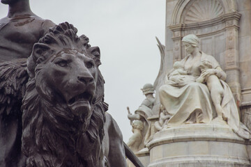 Victoria Memorial w Londynie - fragment rzeźby zatytułowany "Macierzyństwo" odsłoniętej w 1910 roku upamiętniającej królową Wiktorię