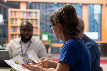 Obraz premium Elderly people exploring retirement plans with a financial expert in a modern office. Couple consulting an advisor to ensure a secure income and pension with life insurance, counseling.