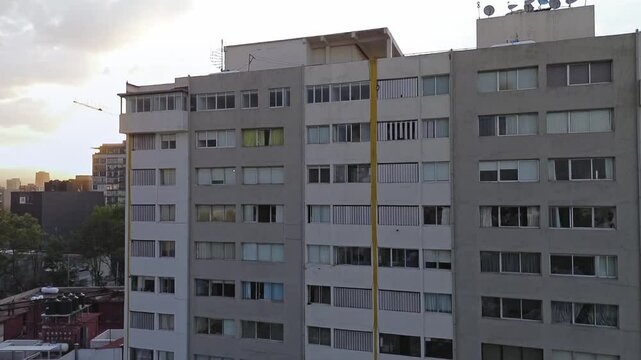 Atardecer detr&aacute;s de edificio en la Narvarte
