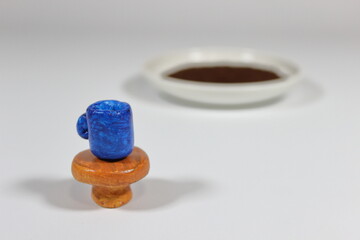 意外な組み合わせ？コーヒー粉と青いコップ