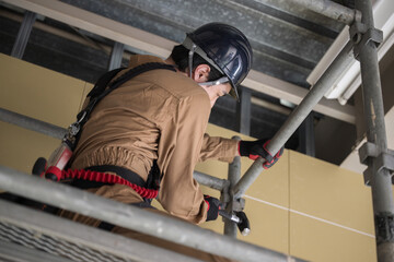 足場などを組み立て建設現場で働く作業員　顔無し