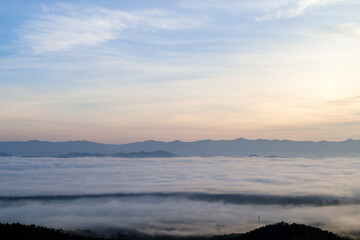 Obraz premium Landscape of the sea of ​​mist in the morning with the rising sun and orange sky.