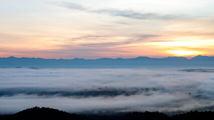 Obraz premium Landscape of the sea of ​​mist in the morning with the rising sun and orange sky.