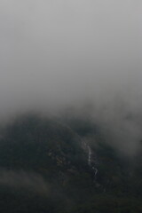 Obraz premium Bergkette in Wolken und Nebel in Norwegen
