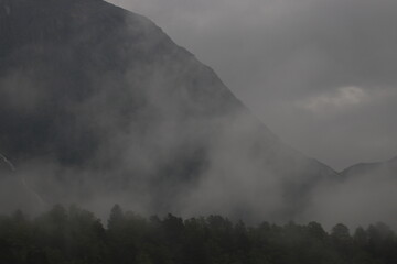 Bergkette in Wolken und Nebel in Norwegen