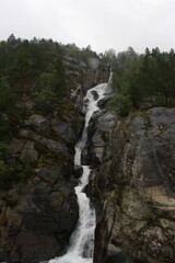 Wasserfall im Fjord von Vik von ganz nahem 