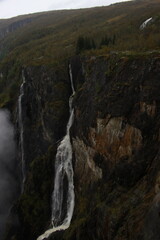 V&oslash;ringsfossen in Norwegen bei Nebel und Regen
