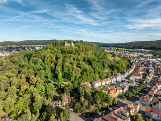 Fototapeta premium Die Burgruine Honberg oberhalb der Stadt Tuttlingen