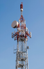 Antenna per trasmissioni con sfondo cielo