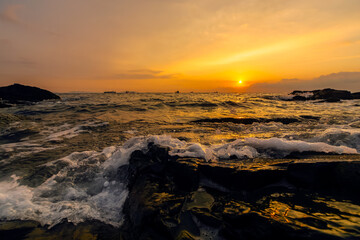 朝日と足元の磯を洗う波20151129-1