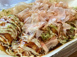 鰹節とソースとマヨネーズたっぷりのたこ焼き