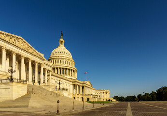 Obraz premium Capitol Building and Pennsylvania Avenue at blue hour. A quiet dawn in Washington, D.C.