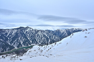 Obraz premium 【富山県】冬の立山黒部アルペンルートからみた雪景色と黒部湖