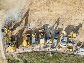 Abgestellte Baumaschinen auf einer Baustelle