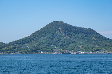 フェリー船から見る興居島