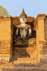 Figuren und Pagoden in der Tempelanlage Wat Mahathat in Sukhothai, Thailand