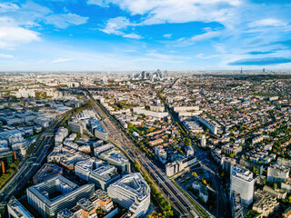 Naklejka premium Paysage urbain de la région parisienne avec vue sur Paris, La Défense et la tour Eiffel