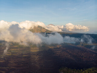 Fototapeta premium A breathtaking view of misty mountains under a cloudy sky.