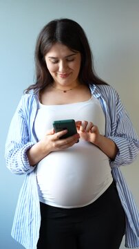 pregnant woman using smart phone