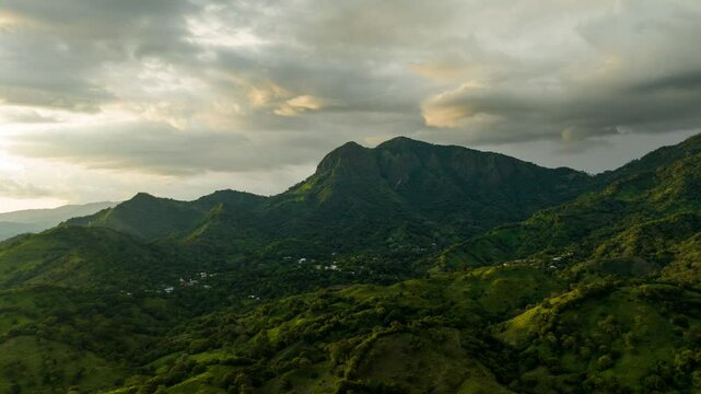 Hyperlapse del atardecer en la monta&ntilde;a, con hermosas nubes de fondo  