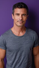 Obraz premium Confident Casual Style Against Bold Purple Background - Modern Portrait Photography