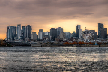 Obraz premium La ville de Montréal au canada avec ses gratte ciel au coucher de soleil