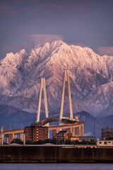 冬の新湊大橋と剱岳