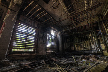 荒廃の進んだ廃ホテルの内観