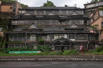 廃墟となった廃旅館の外観