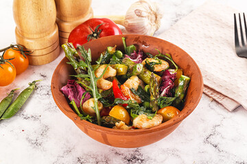 Gourmet salad with prawn and asparagus