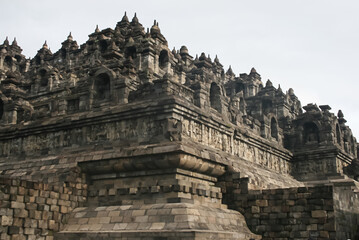 Fototapeta premium the top corner of the Borobudur Temple building during the day