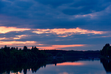Obraz premium The sunset background creates a beautiful scenery with the suspension bridge and river
