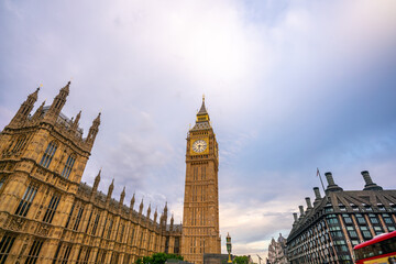 Obraz premium Wide Angle View at the Wetminster Palace and Big Ben Clock Tower With Doubled Decker Bs passing by