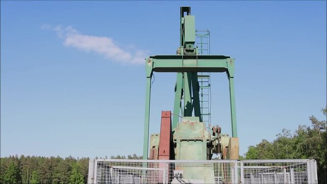 Video einer Erd&ouml;lpumpe in Niedersachsen in Deutschland. Das gleichm&auml;&szlig;ige auf und ab einer Pumpe.