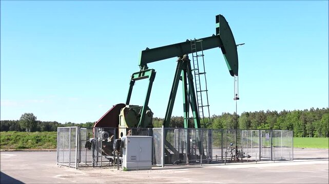 Video einer Erd&ouml;lpumpe in Niedersachsen in Deutschland. Das gleichm&auml;&szlig;ige auf und ab einer Pumpe.