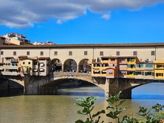 Obraz premium Florence, Italy - October 5, 2024: Discovering the city of Florence in autumn days. Frome the Duomo to Ponte Vecchio, old architecture covering the city. Beautiful sky reflected over Arno river.