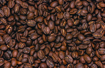 Obraz premium Fresh Roasted Coffee Beans Macro Photography - Dark Brown Arabica Coffee Beans Background with Golden Crease Detail Perfect for Cafe Marketing and Food Packaging