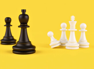 Schachfiguren auf gelbem Hintergrund

