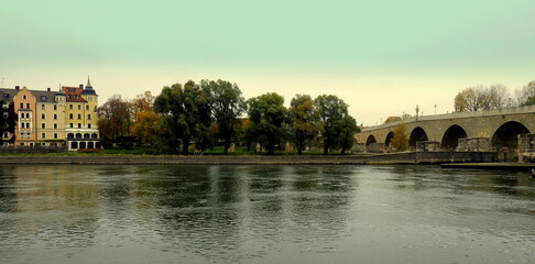 Blick über die Donau bei der steinernen Brücke in Regensburg mit den Türmen des Domes