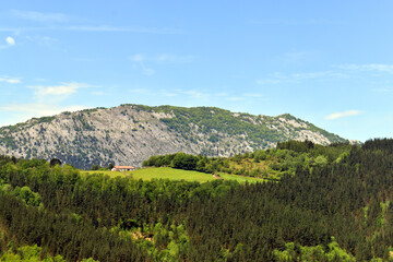 Farmhouse in the Urkiola Natural Park. At the bottom, Mount Eskuagatx (1003 m).