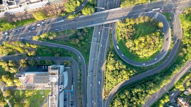 Autoroute, trafic et voitures rapides avec drone et route et zone urbaine a&eacute;rienne. Voyage, conduite et d&eacute;placements en ville en ext&eacute;rieur avec vitesse et routes de transport automobile