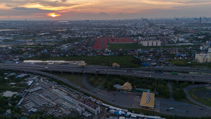 Fototapeta premium Cars using expressways in major cities near sunset
