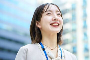 笑顔の若いビジネスウーマン