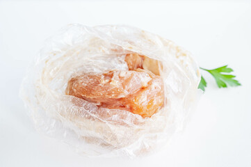 寝かした鶏むね肉に調味料を加える