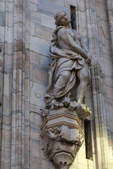 Obraz premium The statue on the facade of the Duomo