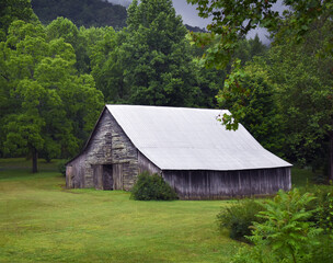 Obraz premium Bad Weather Rolls Over Barn in the Appalachians