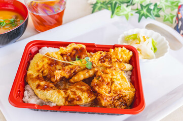 トレーにのせた総菜の天丼