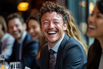 Obraz premium Businesspeople laughing during a briefing, Generative AI