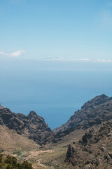 Dramatisches Bergtal mit Blick auf das Meer, Teneriffa