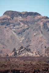 Raue Felsformationen in vulkanischer Berglandschaft